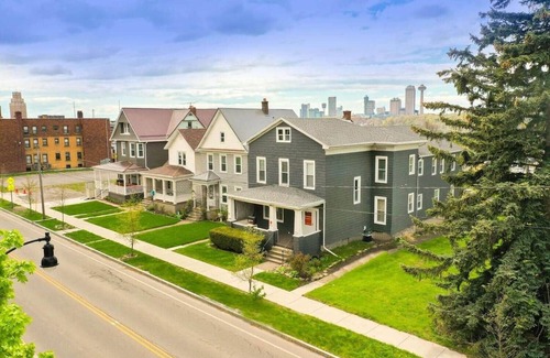 Downtown Niagara Falls Casa | Perfect for Groups | 10BR Sleeps 26 by Falls & Fun