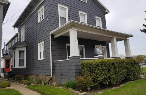 Downtown Niagara Falls Casa | Perfect for Groups | 10BR Sleeps 26 by Falls & Fun