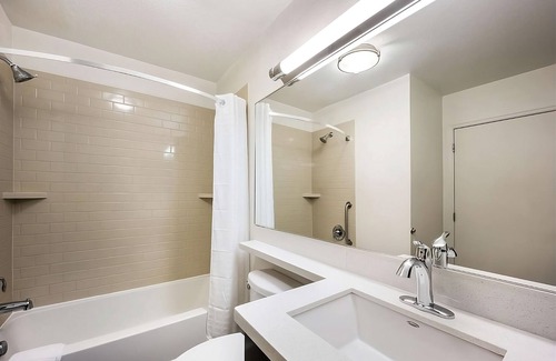 Libertyville Casa | Perfect for Groups! 4 Cozy Hotel Suites with Kitchens! Pet-Friendly and Private Parking!