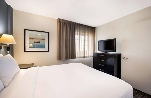Libertyville Casa | Perfect for Groups! 4 Cozy Hotel Suites with Kitchens! Pet-Friendly and Private Parking!