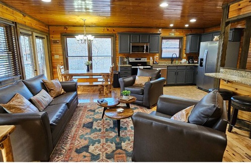 Hemlock Hills Cabina | Perfect for Large Families 5BR Gatlinburg Cabin w/ Game Room, Theater & HotTub