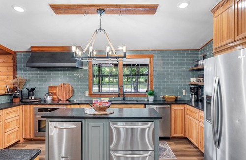 Edgewood Casa | Perfect for Large Groups- Hot tub | Kayaks