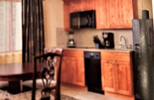Faubourg Livaudais Complejo | Perfect for Mardi Gras Charming 1-bedroom suite on St Charles in Garden District