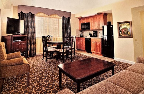 Faubourg Livaudais Complejo | Perfect for Mardi Gras Charming 1-bedroom suite on St Charles in Garden District