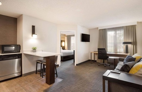Reno/Tahoe Airport Complejo | Perfect for Meetings! 3 Modern Units, near Reno-Tahoe International Airport
