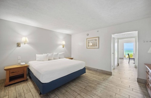 Panama City Beach Hotel | Perfect For The Whole Family! 4 Ocean View Units, Free Parking, Outdoor Pool
