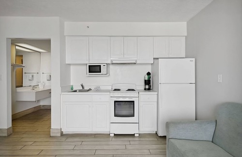 Panama City Beach Hotel | Perfect For The Whole Family! 4 Ocean View Units, Free Parking, Outdoor Pool