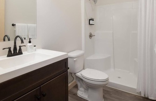 Boardman Casa | Perfect for the Families or Friends! 3 Spacious Rooms, Pool & Free Parking