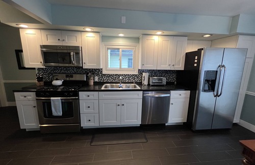 Lakeside Casa | Perfect for the whole family, 1 mile to the beach, firepit & spacious kitchen!