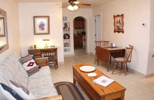 West Alameda Apartamento | Apartamento relajante de 1 habitación - ¡A solo 5 millas de la Plaza!