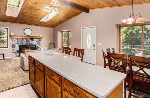 Canadian Lakes Casa | Perfect Getaway Cottage with Private Lake Access!