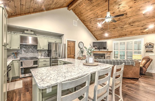 Ellijay Cabina | Perfect Getaway in a Cozy Cabin w/ Hot Tub in Coosawattee River Resort