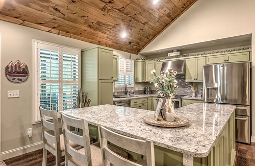 Ellijay Cabina | Perfect Getaway in a Cozy Cabin w/ Hot Tub in Coosawattee River Resort