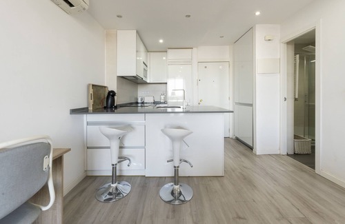 Nueva España Apartamento | Escapada perfecta en Madrid: Piso de 1 dormitorio con piscina y balcón, ideal para tus vacaciones