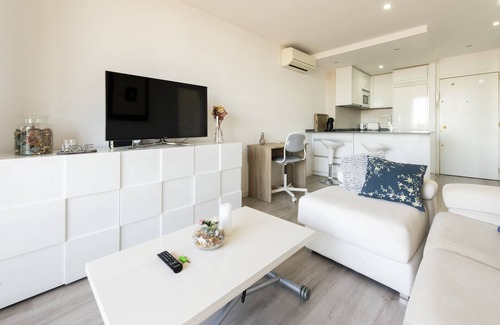 Nueva España Apartamento | Escapada perfecta en Madrid: Piso de 1 dormitorio con piscina y balcón, ideal para tus vacaciones