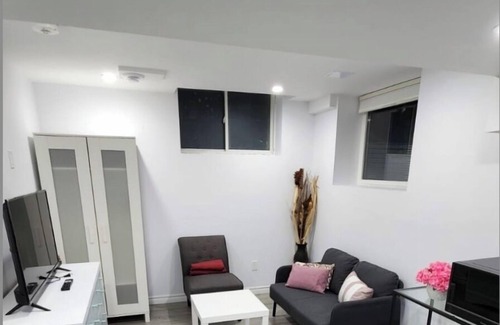 Welland Casa | Perfect Getaway near Niagara! *New & Modern unit*