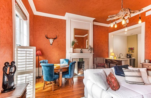 Historic Downtown Savannah Condominio | Perfect Getaway Walking Distance to Everything w/ Parking by Lucky Savannah