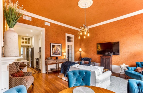 Historic Downtown Savannah Condominio | Perfect Getaway Walking Distance to Everything w/ Parking by Lucky Savannah