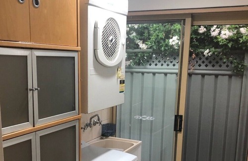 Bayswater Casa | Perfect home for families & pet friendly. Close to City/Airport & train station.