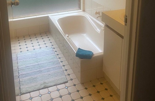 Bayswater Casa | Perfect home for families & pet friendly. Close to City/Airport & train station.