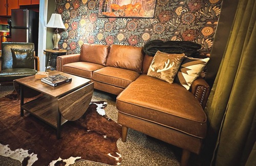 Russell Apartamento | Perfect Hunters Den-1 Bed/1Bath/Deck-Close to Main Street-Russell KS