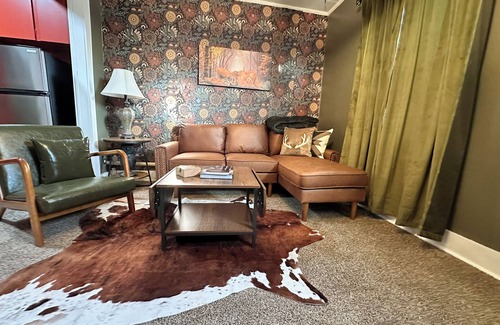 Russell Apartamento | Perfect Hunters Den-1 Bed/1Bath/Deck-Close to Main Street-Russell KS