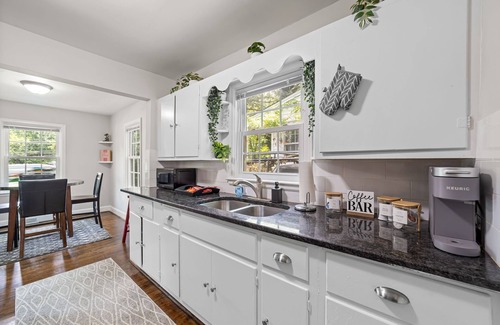 Lindley Park Casa | Perfect Lindley Park location - Minutes from GAC, Coliseum, Restaurants and Pubs