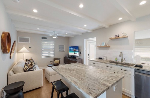 Siesta Key Village Condominio | Local perfecto en el pueblo, a 1 1/2 cuadra de la playa n. ° 1 de EE. UU., Piscina, wifi, sol y diversión