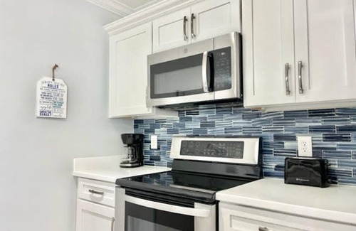 Brigantine Condominio | Perfect Location 2 BR w/ bay views! 1 block to beach! Winter rentals 40% off!