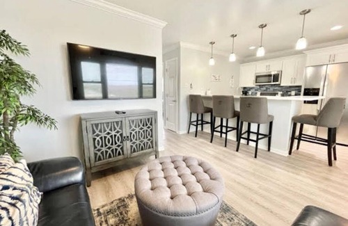 Brigantine Condominio | Perfect Location 2 BR w/ bay views! 1 block to beach! Winter rentals 40% off!