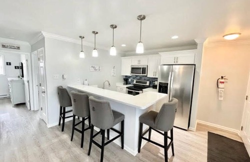 Brigantine Condominio | Perfect Location 2 BR w/ bay views! 1 block to beach! Winter rentals 40% off!