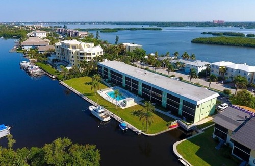 Siesta Key Condominio | Ubicación perfecta. Hermosas vistas de agua Piscina temperada. 2 BD / 2 BA
