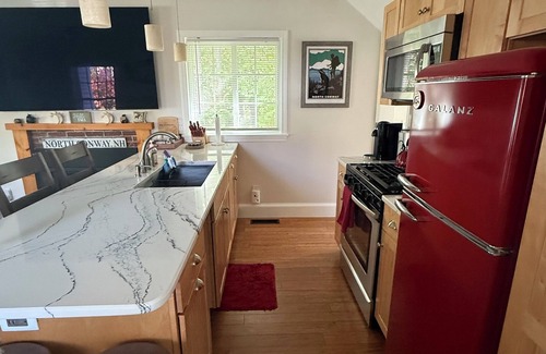 Intervale Casa | Perfect location & hot tub! Cozy home for couples, parties of 4, possibly more!