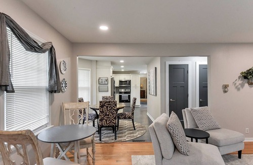 Aksarben - Elmwood Park Casa | Perfect Location in Omaha, Walking distance to Aksarben village and Boxter Arena