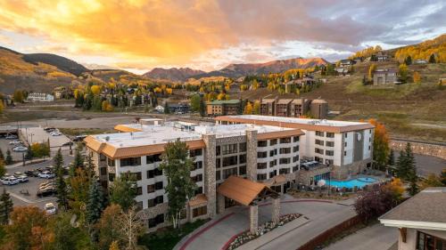Crested Butte Casa | Perfect Location Outdoor Pool and Hot Tub 273