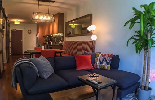 Mount Pleasant Condominio | Perfect location / private patio / rooftops AMAZING VIEWS! / gym / courtyard