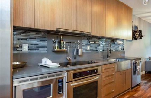 Mount Pleasant Condominio | Perfect location / private patio / rooftops AMAZING VIEWS! / gym / courtyard