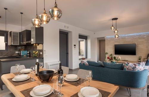 Vamvakopoulo Villa | Perfect location, private pool, hot tub and gym!