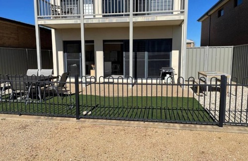 Yarrawonga Casa | Perfect location to stay with the Family or Family's. Close to boat ramp.
