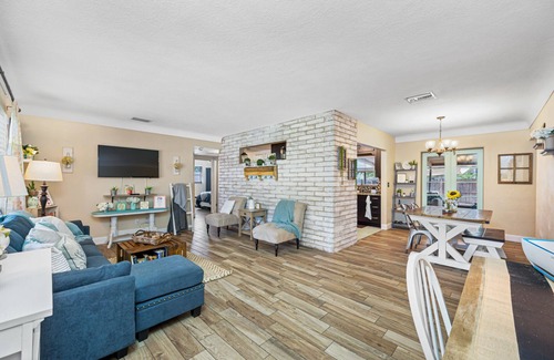 South Pinellas Community Council Casa | Perfect Location! Under 8 Mins to the beach. Family & small dog friendly 🐶 home