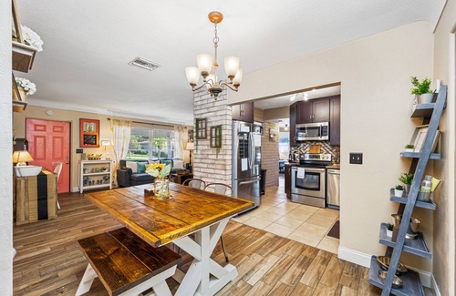 South Pinellas Community Council Casa | Perfect Location! Under 8 Mins to the beach. Family & small dog friendly 🐶 home