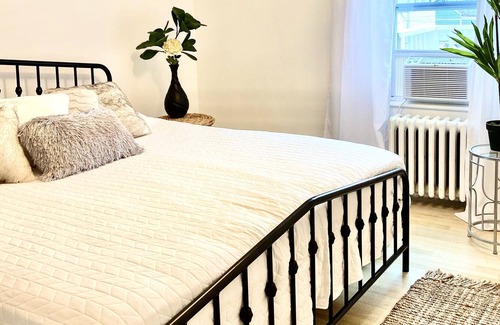 Yachting Village Cabaña | Perfect Newport Cottage. Walk to all the town has to offer!