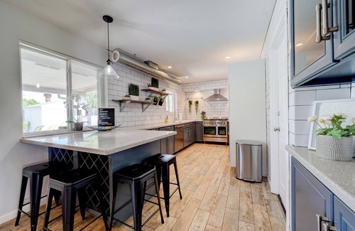 Village Grove Casa | Perfect Old Town Location! Low Fees! Pool Heating Included. Good Vibes!