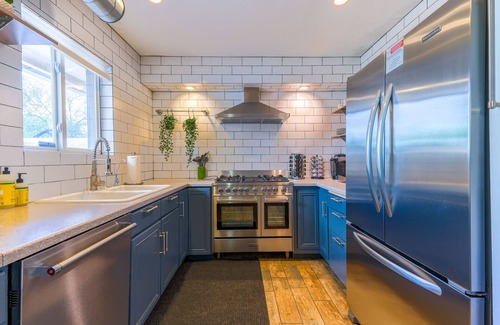 Village Grove Casa | Perfect Old Town Location! Low Fees! Pool Heating Included. Good Vibes!