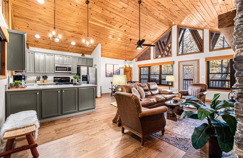 Gatlinburg - Pigeon Forge Cabina | Secluded Riverfront 4 K EnSuites Hot Tub Firepit