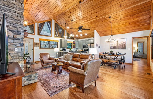 Gatlinburg - Pigeon Forge Cabina | Secluded Riverfront 4 K EnSuites Hot Tub Firepit