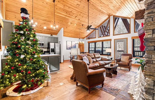 Gatlinburg - Pigeon Forge Cabina | Secluded Riverfront 4 K EnSuites Hot Tub Firepit