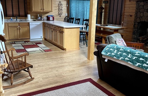 Thornton Cabina | Perfect Pemi Riverfront Log Cabin, Great for Families, Sleeps 10.
