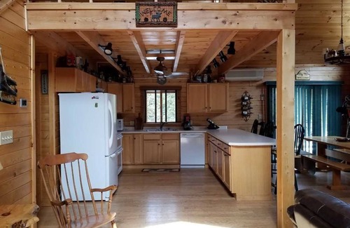 Thornton Cabina | Perfect Pemi Riverfront Log Cabin, Great for Families, Sleeps 10.