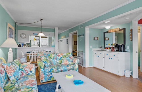 Morehead City Condominio | ¡Nuevo listado! ¡Vistas perfectas a la piscina y pasos a la playa!
